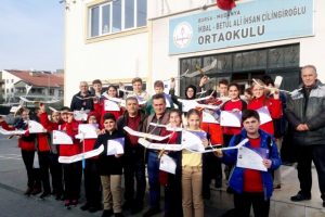 Bursa'da &ouml;ğrenciler kendi u&ccedil;aklarını yaptı