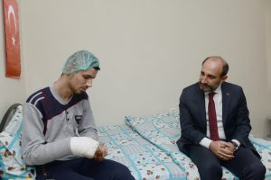 Bursa Yıldırım Belediye Başkanı'ndan Hakkari'de gazi olan askere ziyaret