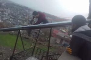 &Ccedil;atıya sac takan iş&ccedil;i y&uuml;rekleri ağza getirdi