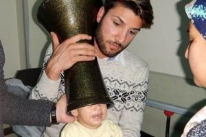 Oynadığı darbukaya kafası sıkışınca itfaiyeyi &ccedil;ağırdılar