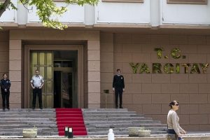 Yargıtay 'terbiyesiz' s&ouml;z&uuml;n&uuml; hakaret saymadı