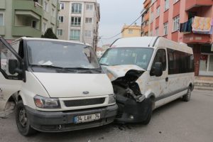 İstanbul'da iki minib&uuml;s &ccedil;arpıştı: 6 yaralı