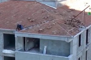 İş&ccedil;iler metrelerce y&uuml;ksekte tedbirsiz &ccedil;alıştı