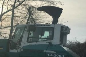 İş makinesinin &uuml;st&uuml;nde namaz kıldı