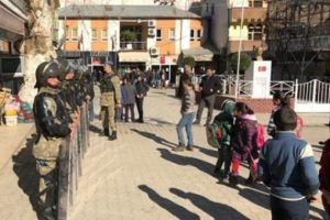 &Ccedil;ocukların kavgasına aileler karıştı: 7 yaralı