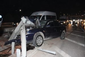 Otomobil bariyerlere ok gibi saplandı