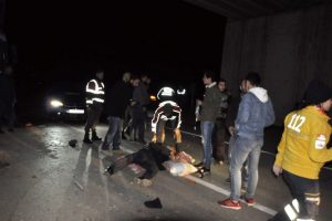 Bursa'da feci kaza! &Ouml;n camdan yola fırladılar