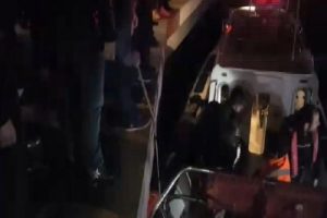 Denize d&uuml;şen adam bağırışları sayesinde kurtuldu