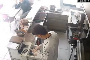 Bursa'da &ouml;nce yemek yedi, sonra cep telefonunu &ccedil;aldı