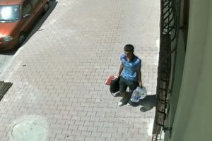 Litrelik sularla kendilerini kamufle eden hırsızlar kamerada