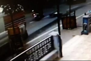 Motosiklet s&uuml;r&uuml;c&uuml;s&uuml;n&uuml;n engelli gence &ccedil;arpması kamerada