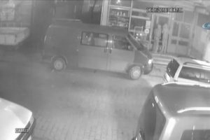 G&uuml;venlik g&ouml;revlisini bı&ccedil;akla kovalayan hırsızlar kamerada