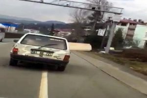 Aracın camından &ccedil;ıkan tahtalar trafiği tehlikeye soktu