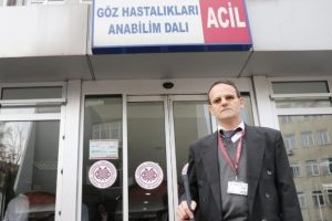 G&ouml;rmeyen g&ouml;zleriyle hastaların 'g&ouml;z&uuml;-kulağı' oluyor