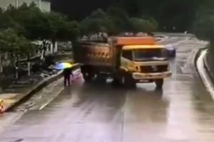 Kontrolden &ccedil;ıkan kamyon kasasıyla yayaya &ccedil;arptı