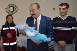 Bursa Mudanya'da yeni ebeveynlere belediyeden hediye