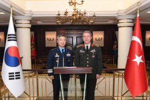 Orgeneral Akar'a Kore'den konuk