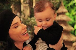 Tarkan'dan Azur Benan hediyesi