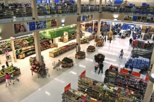 Walmart, personeline zam yapıp 63 mağazasını kapatıyor