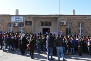 Sosyal medya &ccedil;ağrısı ile bin &ouml;ğrenciyi giydirdi