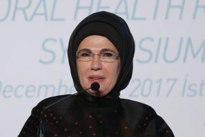 Emine Erdoğan'dan Fransız First Lady'e davet