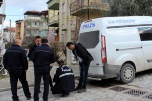 Bı&ccedil;akladığı karısı eve kilitledi! Balkondan &ccedil;ıkmaya &ccedil;alışırken...