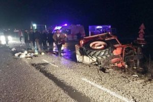Minibüs ile traktör çarpıştı: 1 ölü, 2 yaralı