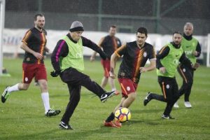 Galatasaray teknik heyeti ile basın mensupları maç yaptı