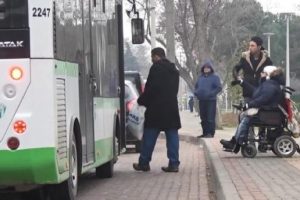 Bursa'da engelli kadının otobüslere alınmadığı anlar böyle görüntülendi