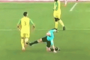 Hakem &ouml;nce tekme attı sonra kırmızı kart g&ouml;sterdi!