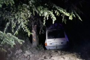 Otomobil şarampole devrildi: 1 &ouml;l&uuml;, 5 yaralı