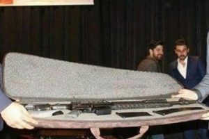 &Uuml;niversitedeki etkinlikte t&uuml;fek hediyesi tepki &ccedil;ekti