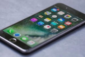 Apple yanlışlık yaptı, eski iOS s&uuml;r&uuml;mlerini iPhone'lara y&uuml;kledi!