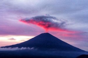 Agung Yanardağı yeniden k&uuml;l ve duman p&uuml;sk&uuml;rtmeye başladı