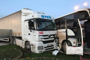 Bursa'da TIR dehşeti! Fabrika iş&ccedil;ilerini taşıyan otob&uuml;se &ccedil;arptı