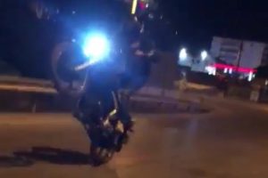 Bursa'da motosiklet &uuml;zerinde tehlikeli hareketler cep telefonuyla kaydedildi