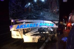 Yolcu otob&uuml;s&uuml;yle otomobil &ccedil;arpıştı!