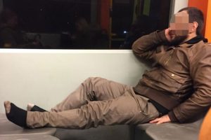 Bursa metrosunda &ccedil;ekilen fotoğraf sosyal medyayı salladı