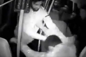Bunlar insan olamaz! Engelli gence feci şekilde d&ouml;vd&uuml;ler