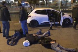 Restoranda yemek yerken baskın!