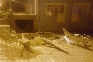 Kiralık otomobil binanın garajına u&ccedil;tu: 3 &ouml;l&uuml;
