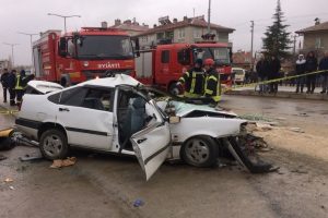 Otomobille kamyonet &ccedil;arpıştı: 1 &ouml;l&uuml;, 6 yaralı