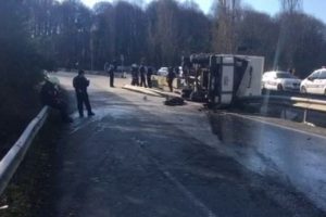 Dizi setine jenerat&ouml;r g&ouml;t&uuml;ren kamyonet devrildi: 1 &ouml;l&uuml;