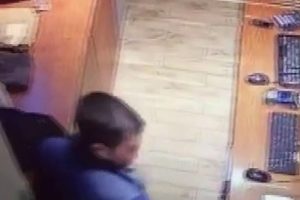 Telefon hırsızı g&uuml;venlik kamerasına yakalandı