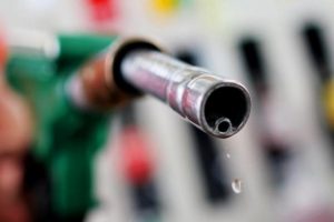 Benzine 8 kuruş zam yapıldı