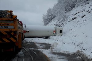 LPG y&uuml;kl&uuml; tanker karlı yolda devrildi