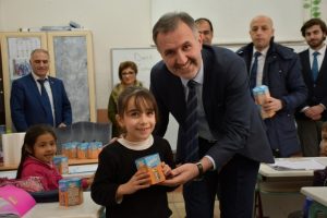 Bursa'da &ouml;ğrenciler belediyenin dağıttığı kumbaralarda kitap parası biriktirecek