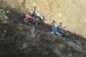 U&ccedil;uruma yuvarlanan trakt&ouml;r&uuml;n s&uuml;r&uuml;c&uuml;s&uuml; &ouml;ld&uuml;