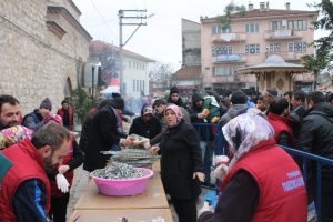 Trabzonlular Bursa'da 1 ton &uuml;cretsiz hamsi dağıttı
