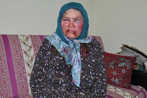 Yaşlı kadını bu hale getirip gasp etmişlerdi! Torunu ve arkadaşı g&ouml;zaltında